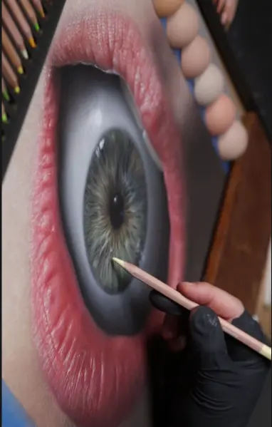 Detalle extremo de un ojo pintado al pastel
